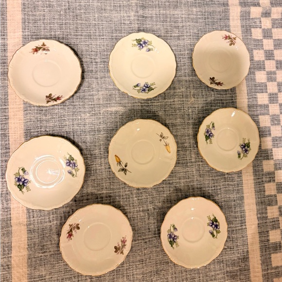 Vintage White Floral Porcelain Saucers🫐🌱 - Picture 4 of 4